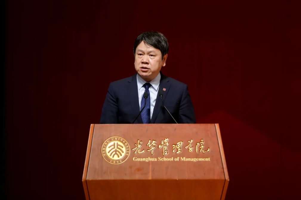 谦卑的思想者丨北大c7c7娱乐平台官网入口院长刘俏2024年开学典礼致辞